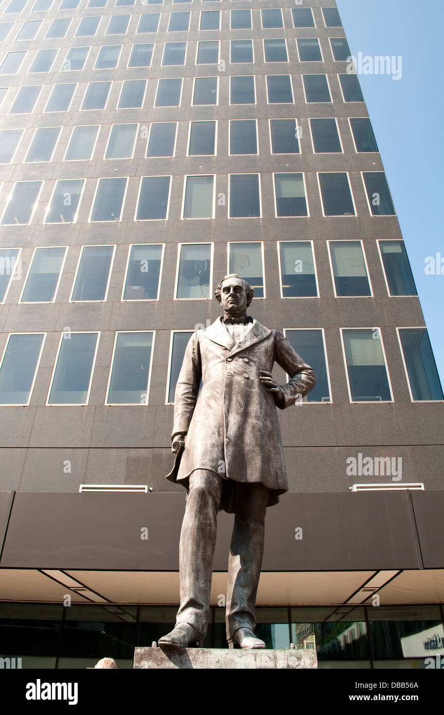 Robert Stephenson statue, Euston Station, London, UK Stock Photo Alamy