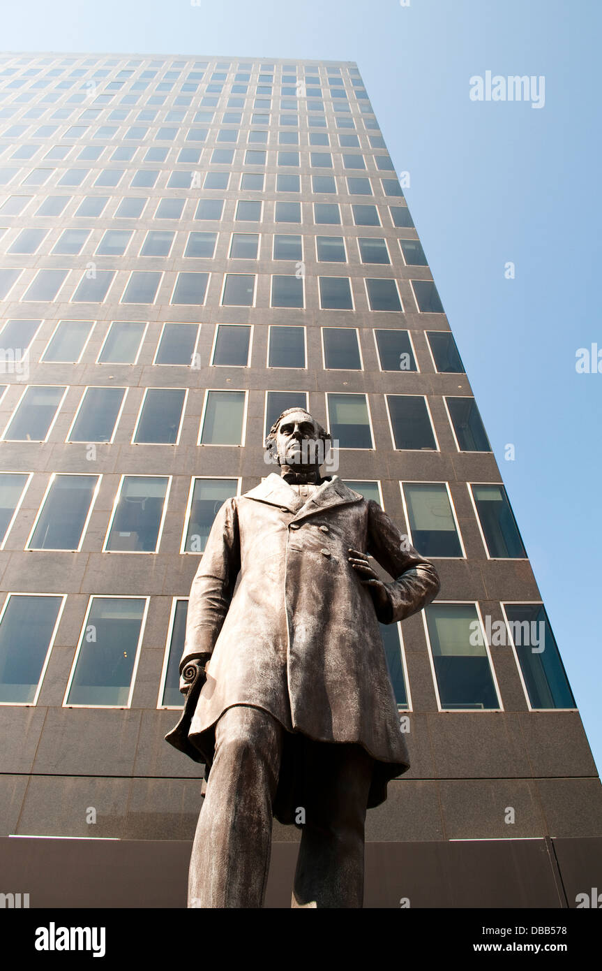 Euston station london stephenson statue hires stock photography and