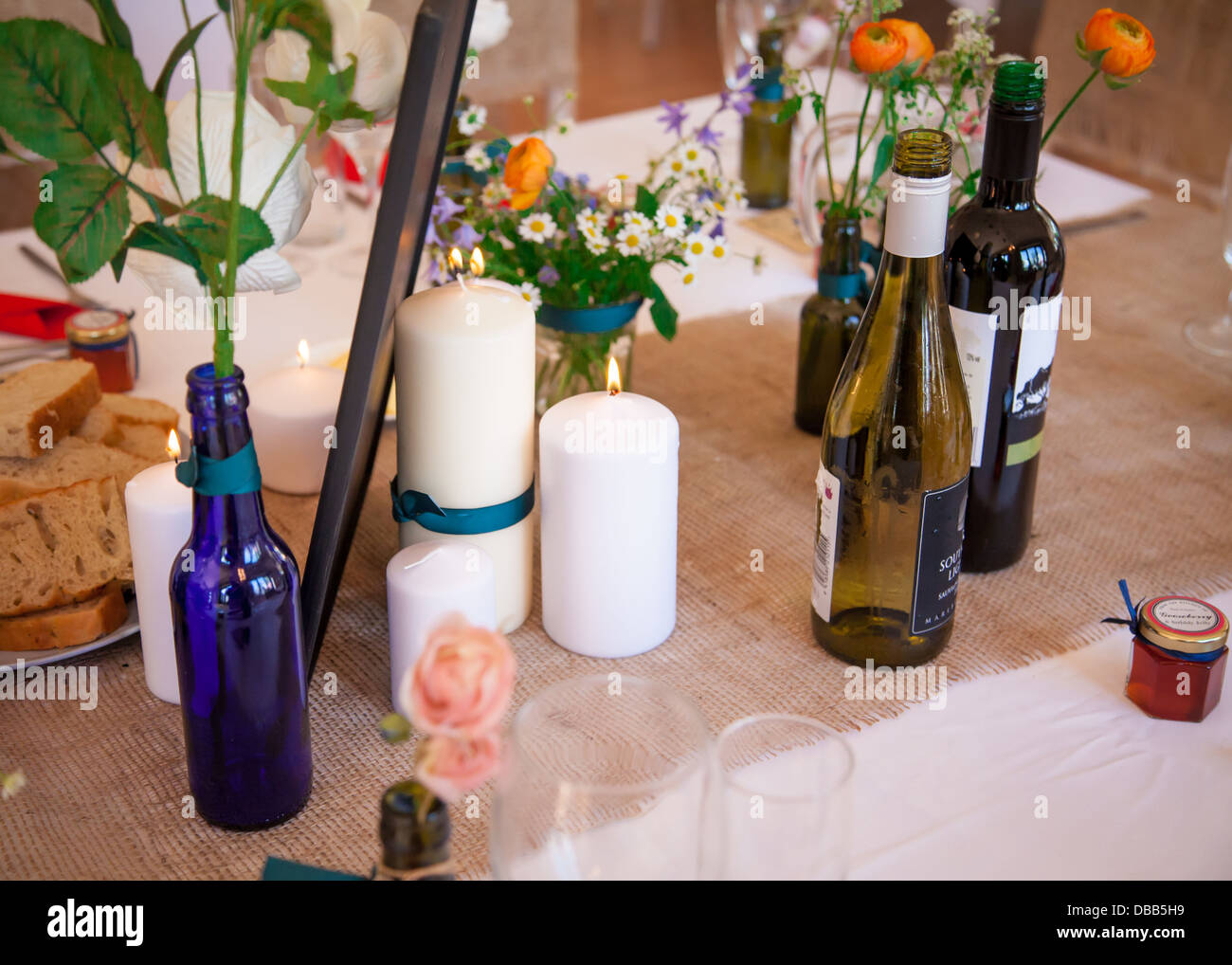 dressed wedding table Stock Photo - Alamy