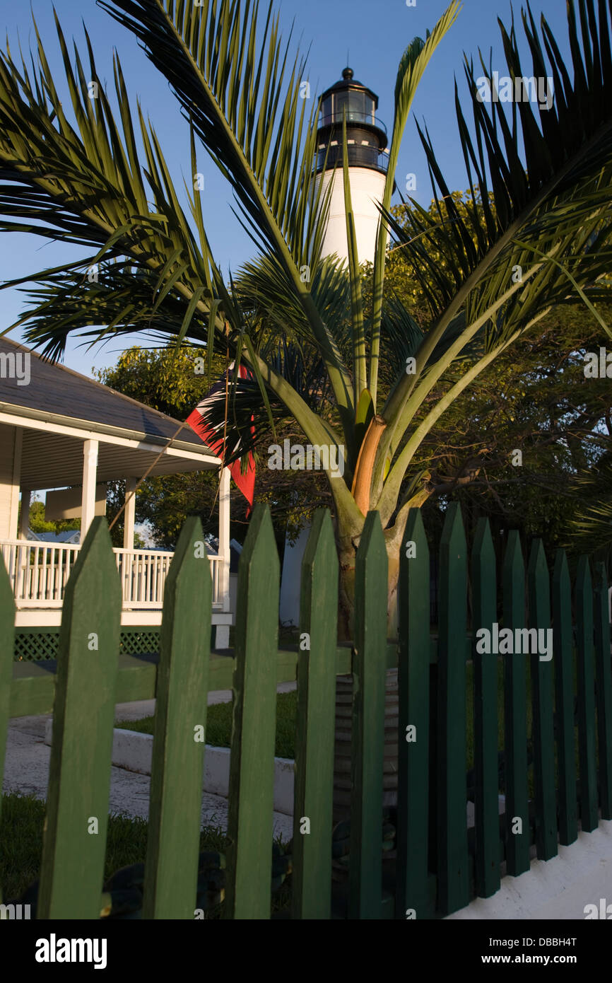 GREEN WOODEN PICKET FENCE AT LIGHTHOUSE MUSEUM OLD TOWN HISTORIC DISTRICT KEY WEST FLORIDA USA Stock Photo