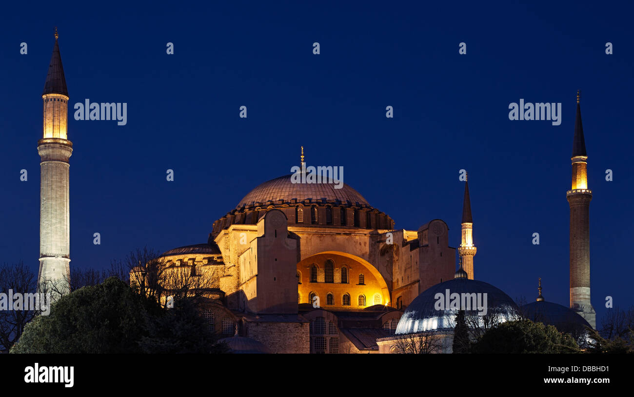 Night view to the Hagia Sophia (Ayasofya) in Istanbul, Turkey Stock ...