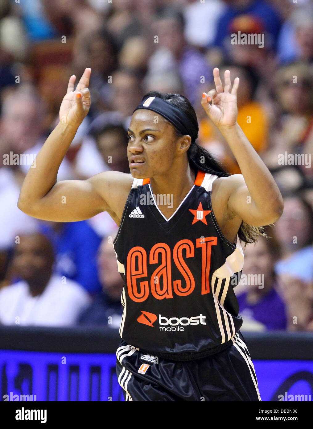 Wnba three point shot hi-res stock photography and images - Alamy
