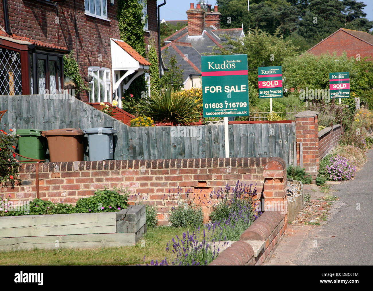 Houses for sale signs hires stock photography and images Alamy
