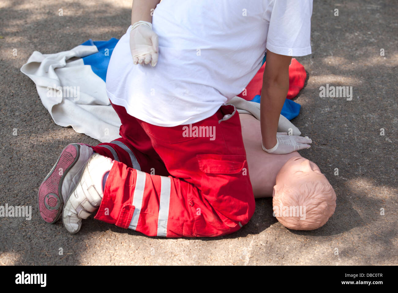 paramedic demonstrates cpr on dummy Stock Photo Alamy