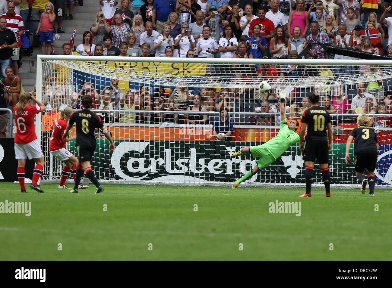 28.07.2013, xfsx, Fussball EM 2013 Finale, Deutschland - Norwegen, v.l.  Solveig Gulbrandsen (Norwegen) scheitert beim Foulelfmeter an Nadine  Angerer (Deutschland) Foto: Huebner/Scheuring Stock Photo - Alamy