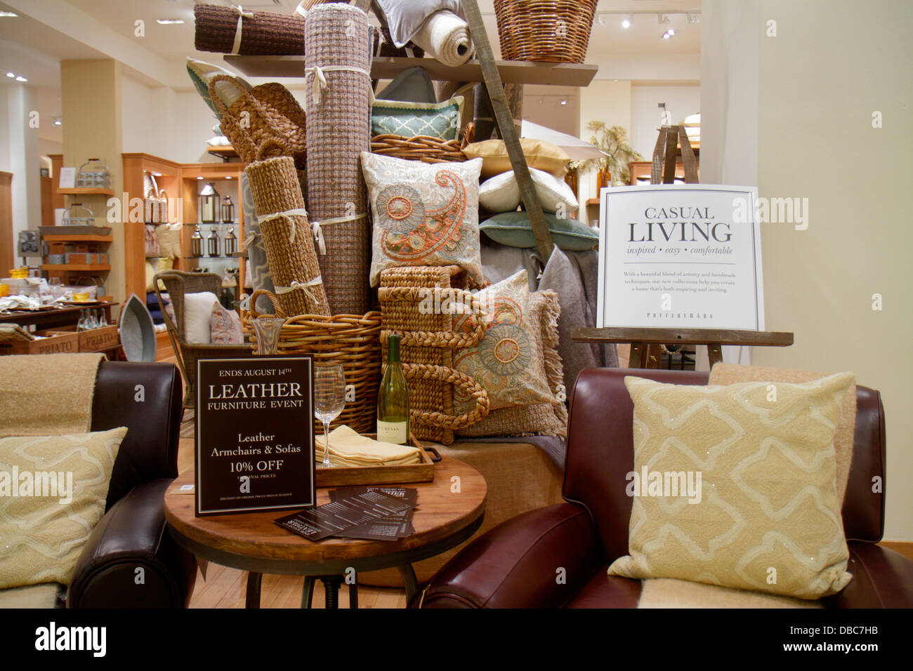 Pottery barn store hi-res stock photography and images - Alamy