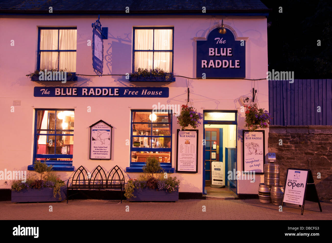 Traditional English public house. The warm glow of friendly lights