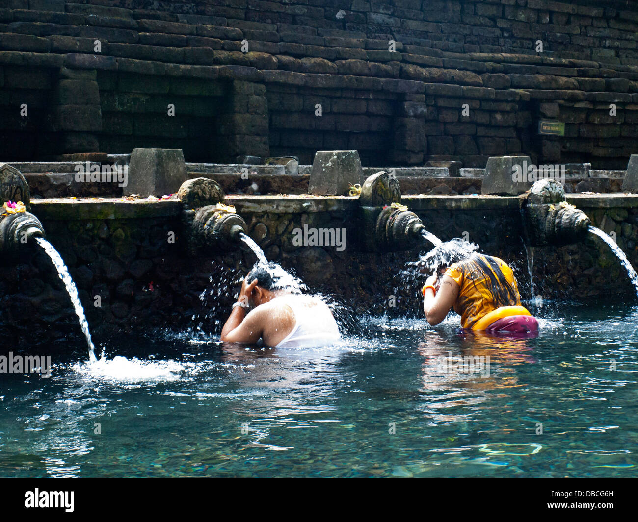 Hindu pilgrims inside Pura Tirta Empul holy water pool Stock Photo - Alamy