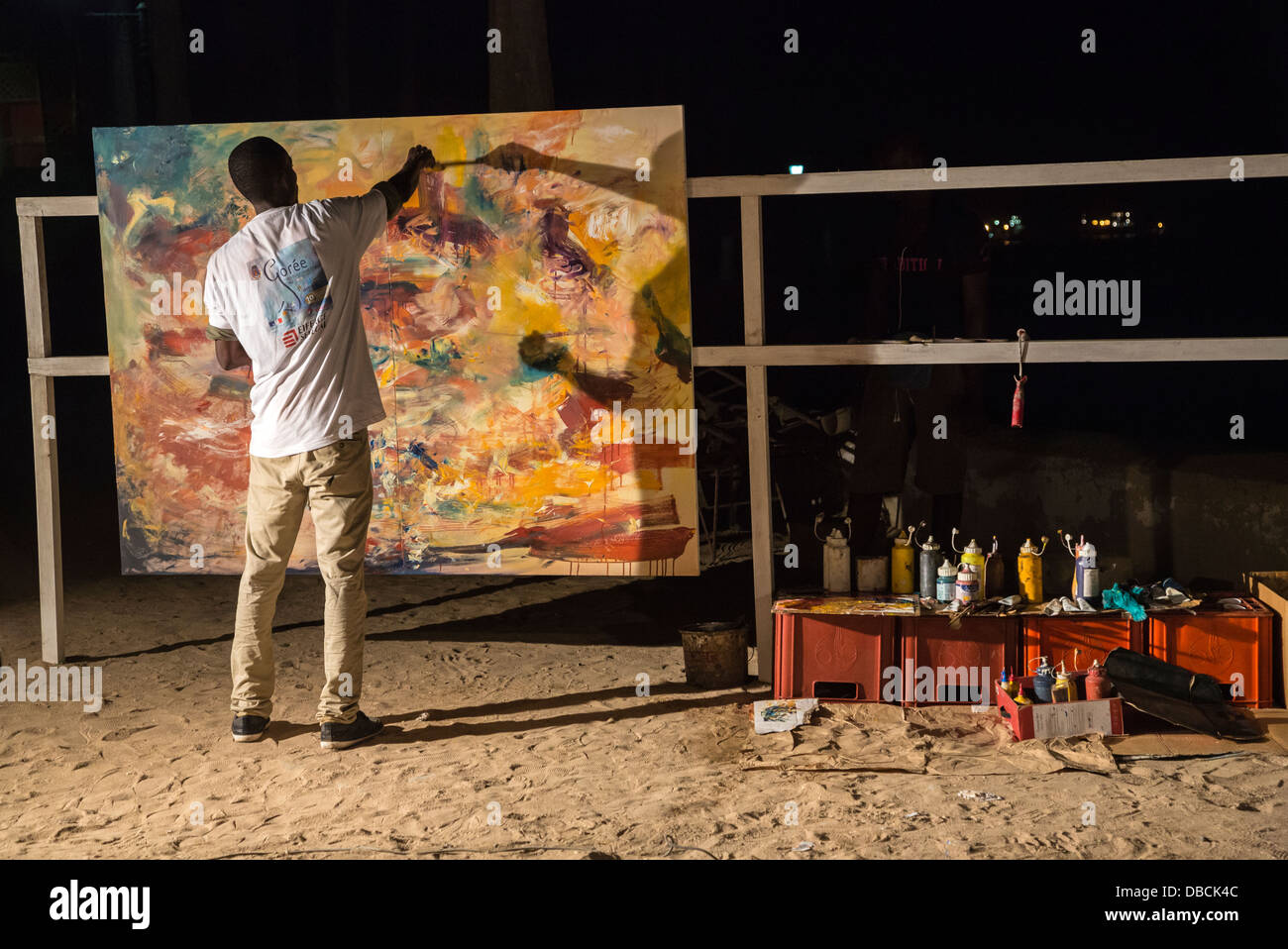 Painter Paints a Canvas During Dinner to Commemorate 10th Anniversary