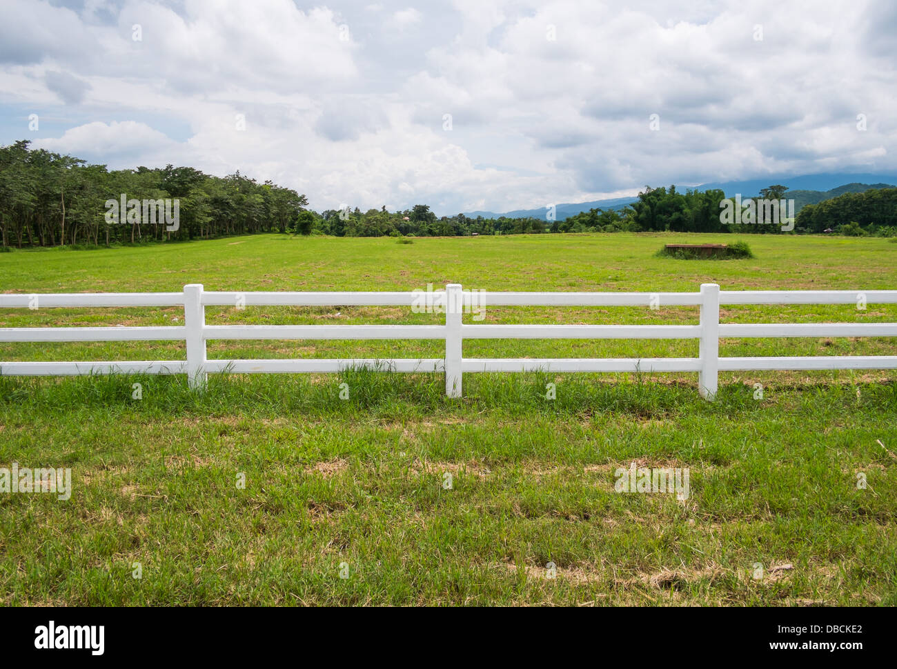 White fence field hi-res stock photography and images - Alamy