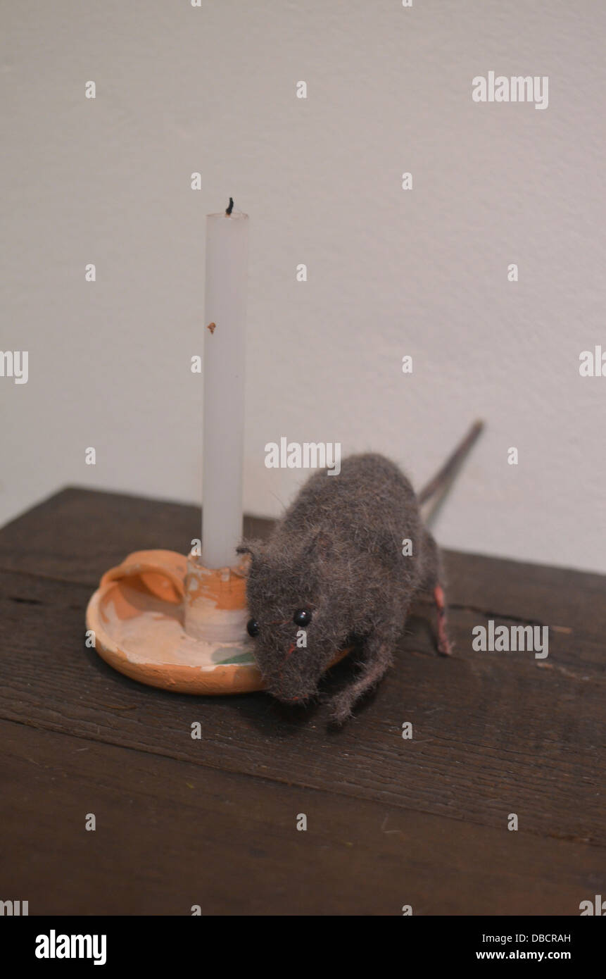 https://c8.alamy.com/comp/DBCRAH/a-rat-or-mouse-on-a-tabletop-with-a-candle-DBCRAH.jpg