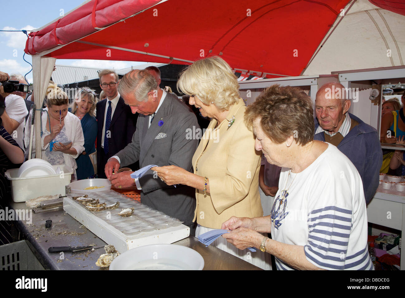 Whitstable Oyster Festival. Kent. Prince Charles eats an Oyster from West Whelks as Camilla, Duchess of Cornwall, Jean West and Derek West look on. Stock Photo