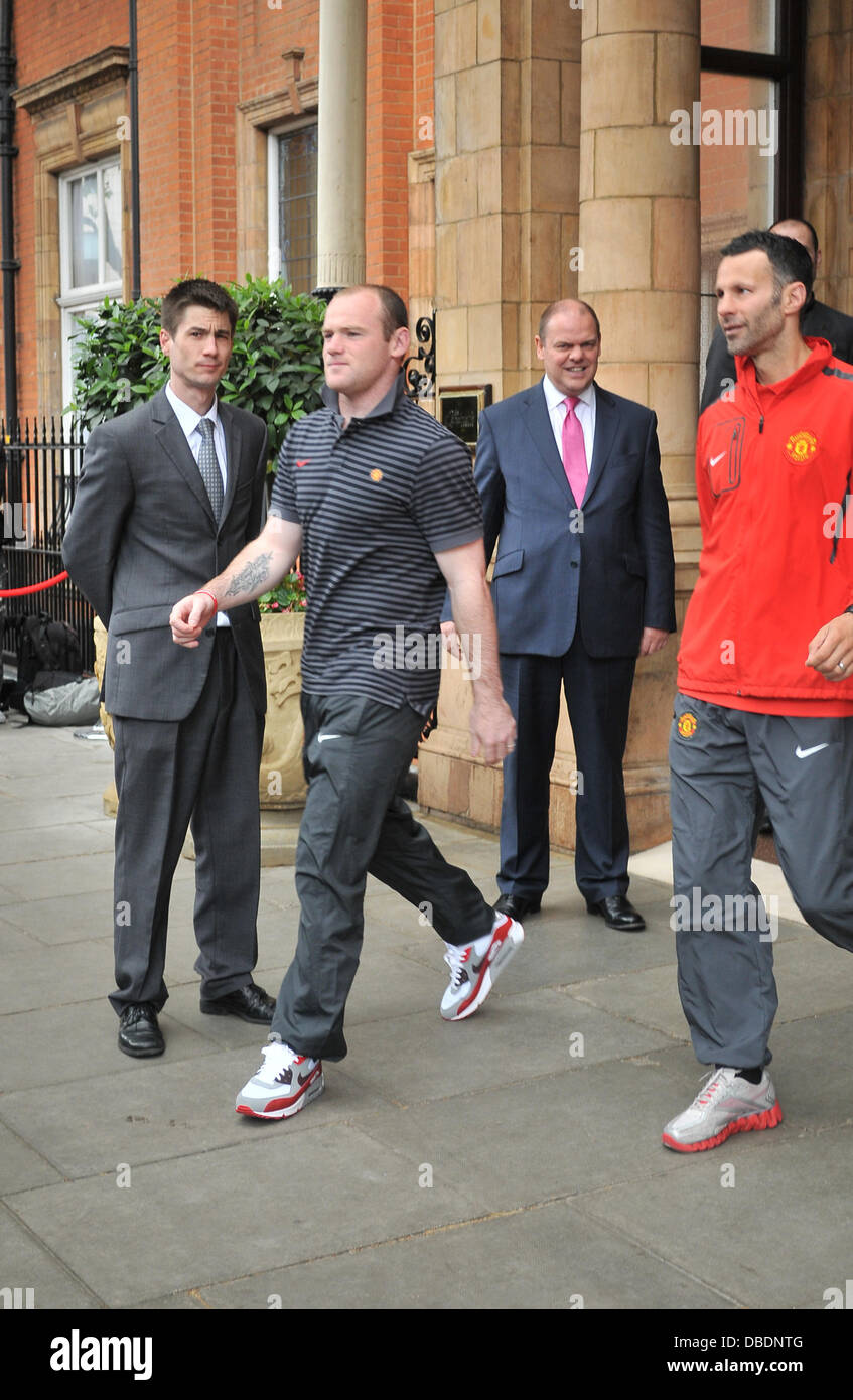 Wayne Rooney And Ryan Giggs Leave Their London Hotel London England 27 05 11 Stock Photo Alamy