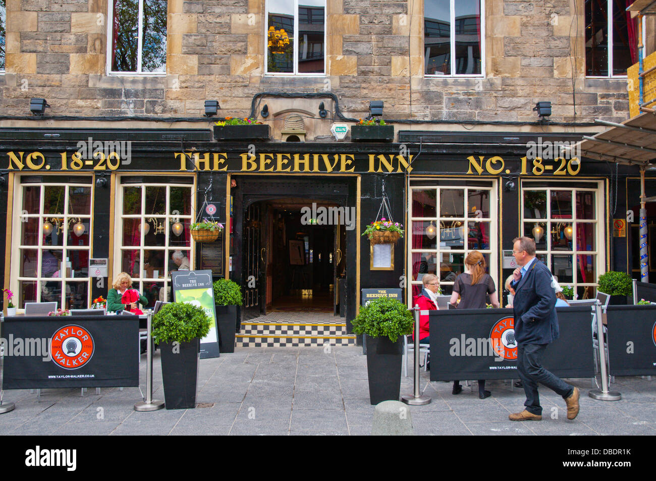 the Beehive Inn pub exterior Grassmarket old town Edinburgh Scotland Britain UK Europe Stock Photo