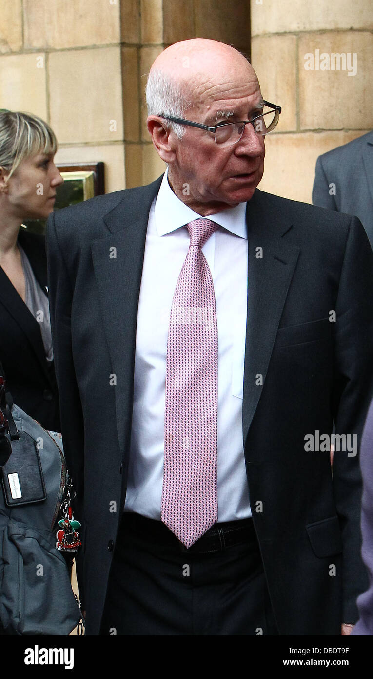 Sir Bobby Charlton The Manchester United team and management leave ...