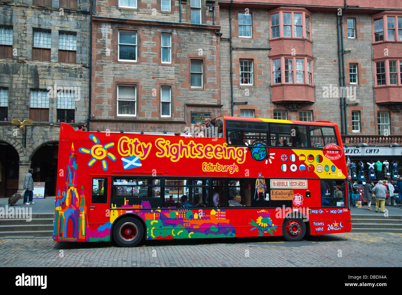 Hop on hop off sightseeing tour bus Royal Mile old town Edinburgh Scotland  Britain UK Europe Stock Photo - Alamy