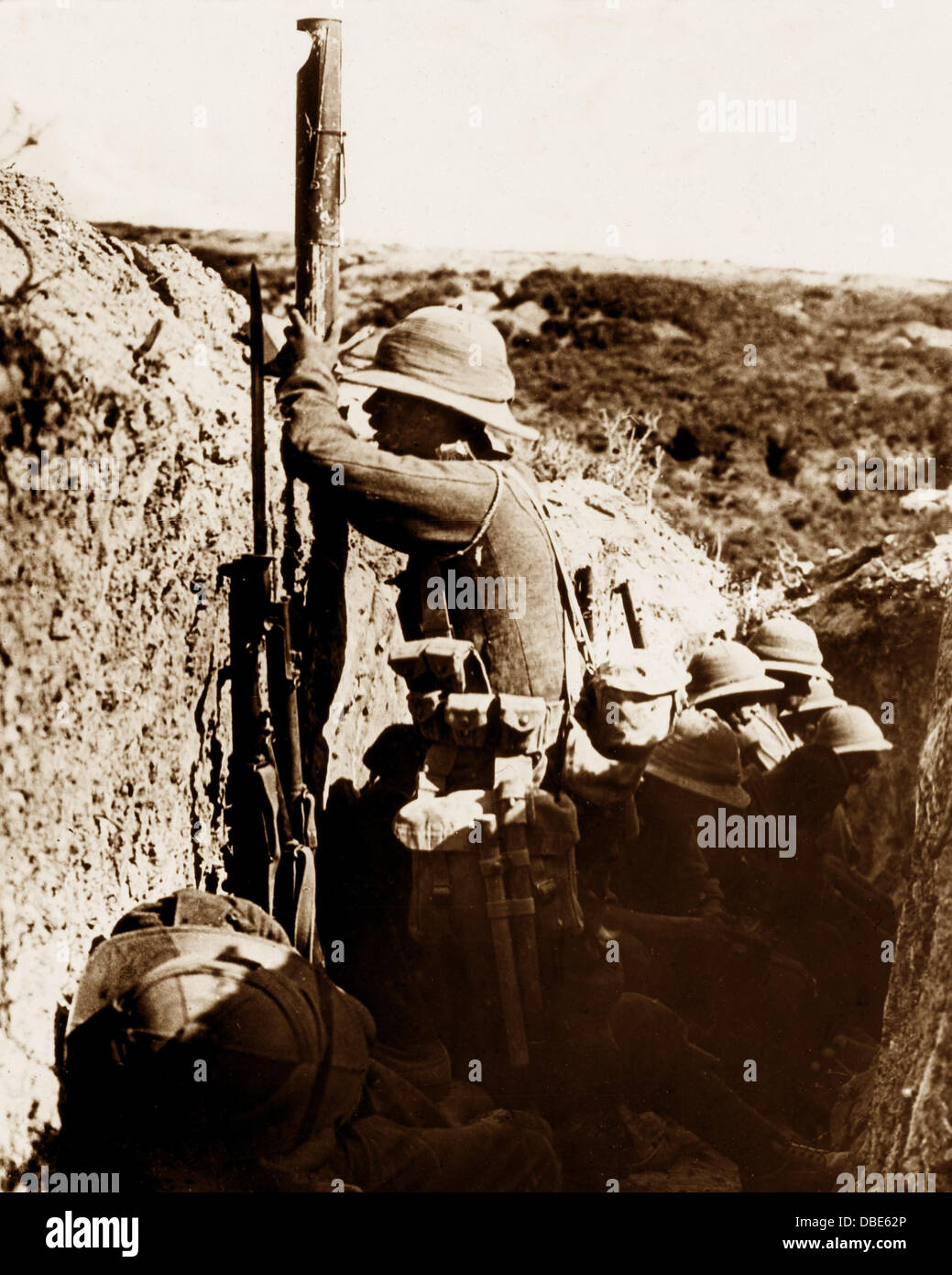 Dardanelles British Soldiers using a periscope in a trench in WW1 Stock Photo
