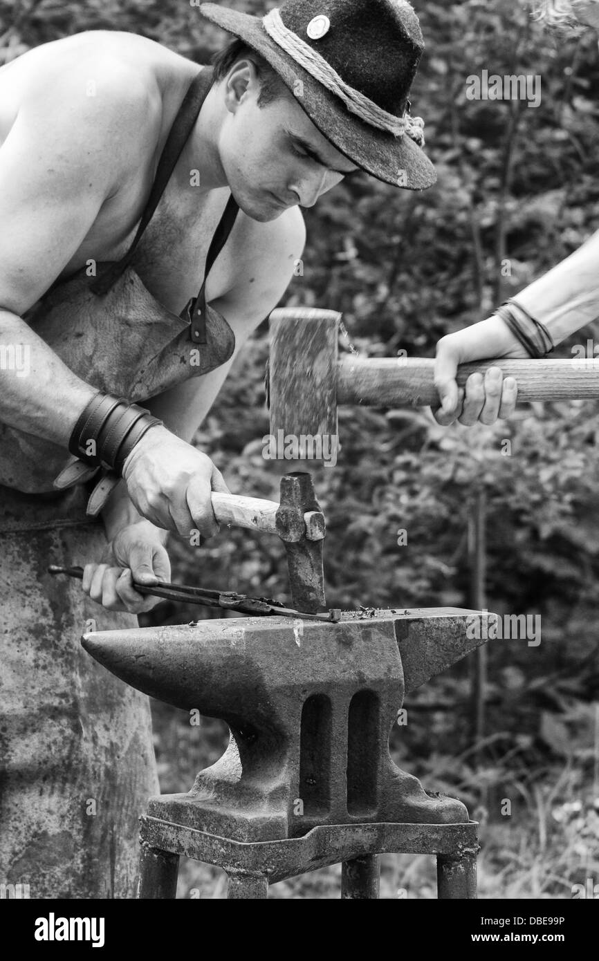 Artistic blacksmith making horseshoe on anvil Stock Photo Alamy