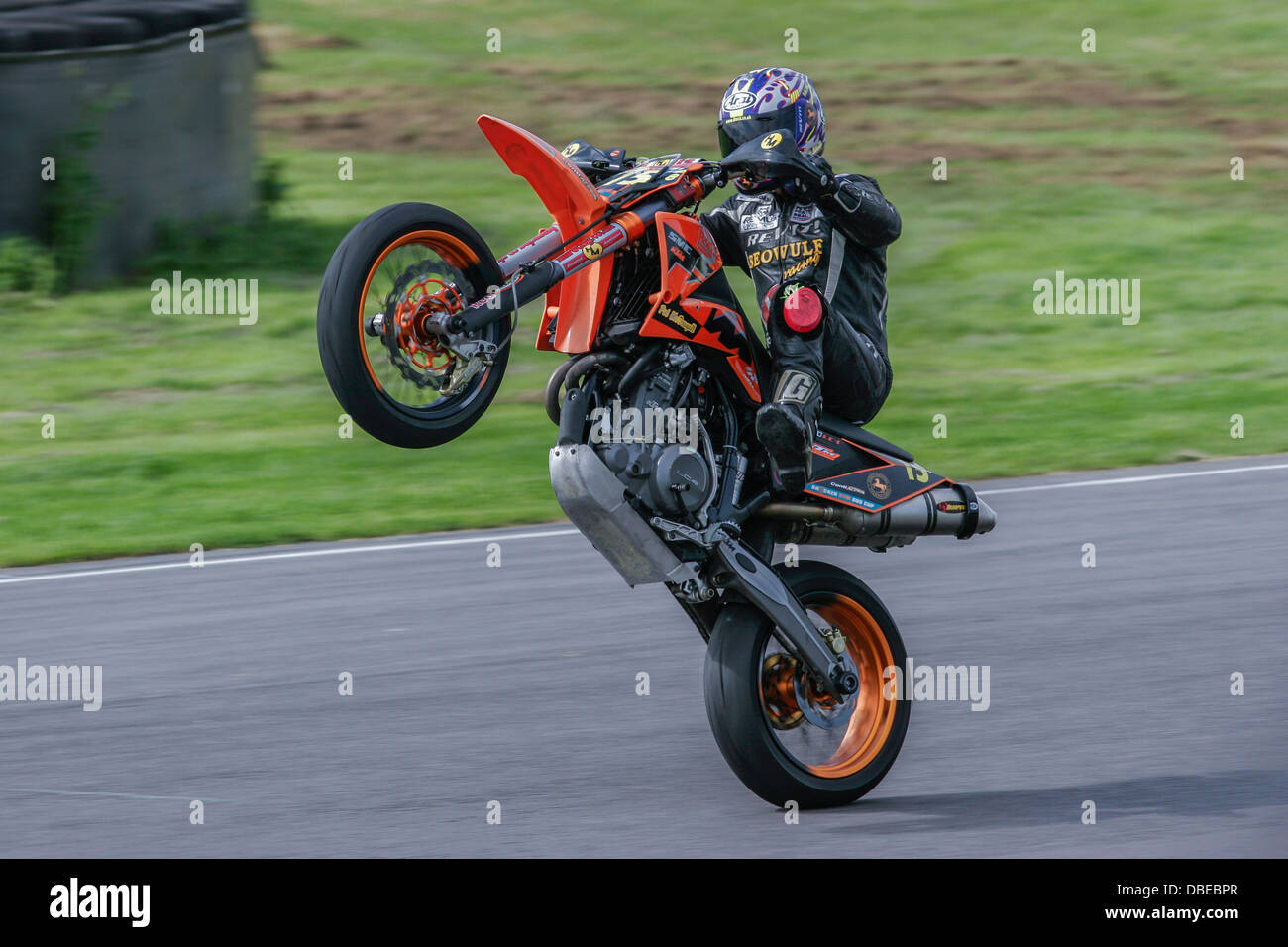 Motorbike Wheelie Stock Photos & Motorbike Wheelie Stock Images Alamy