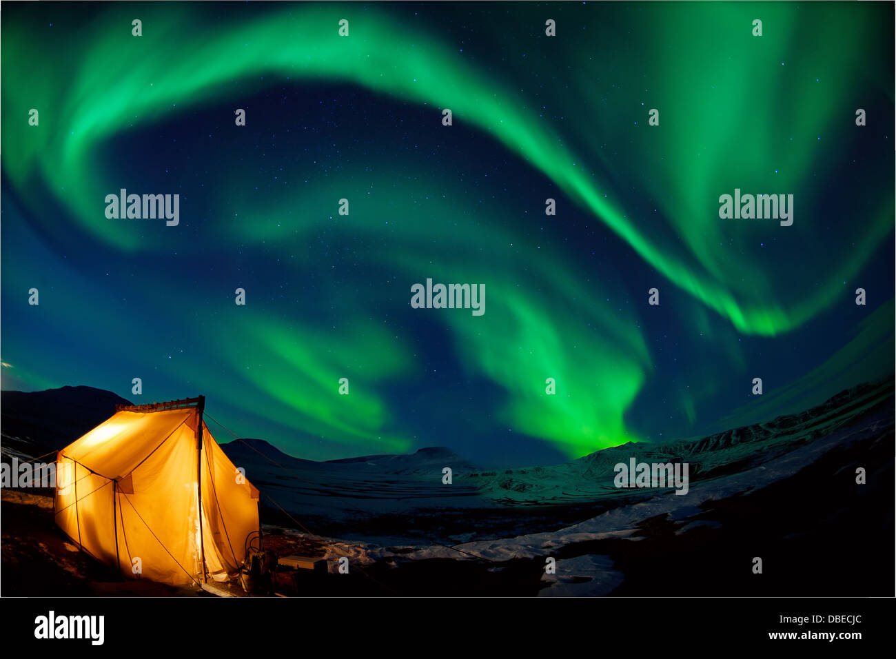 Camping in the north with the northern lights overhead (Aurora Borealis) Stock Photo