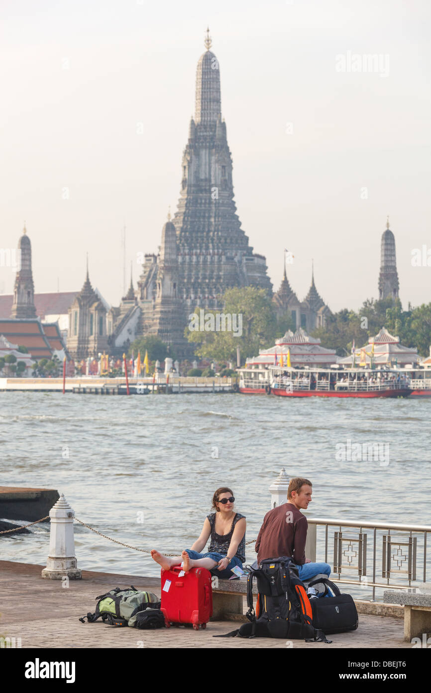 Tourists sitting in front of Wat Arun Stock Photo