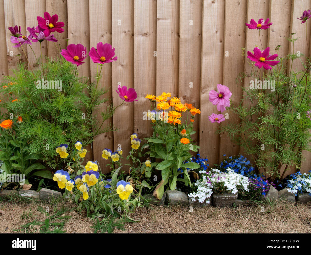 Wooden garden fence panel hi-res stock photography and images - Alamy