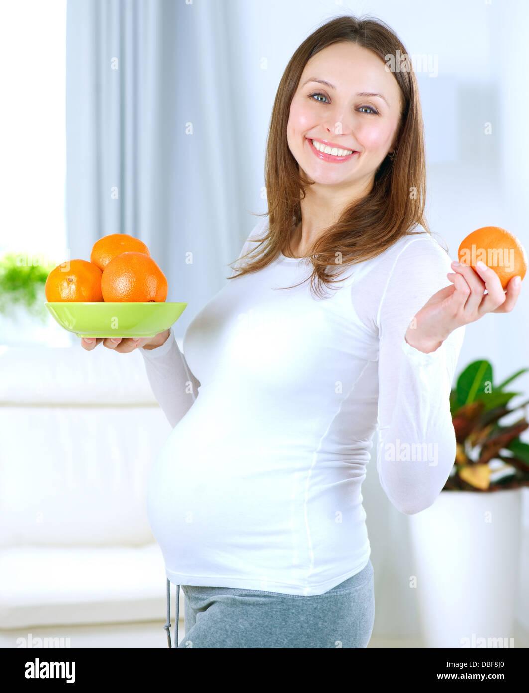 Беременным есть фрукты. Фотосессия беременной с апельсинами.