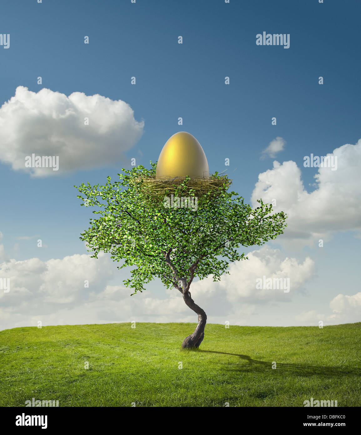 Golden egg in bird's nest Stock Photo - Alamy