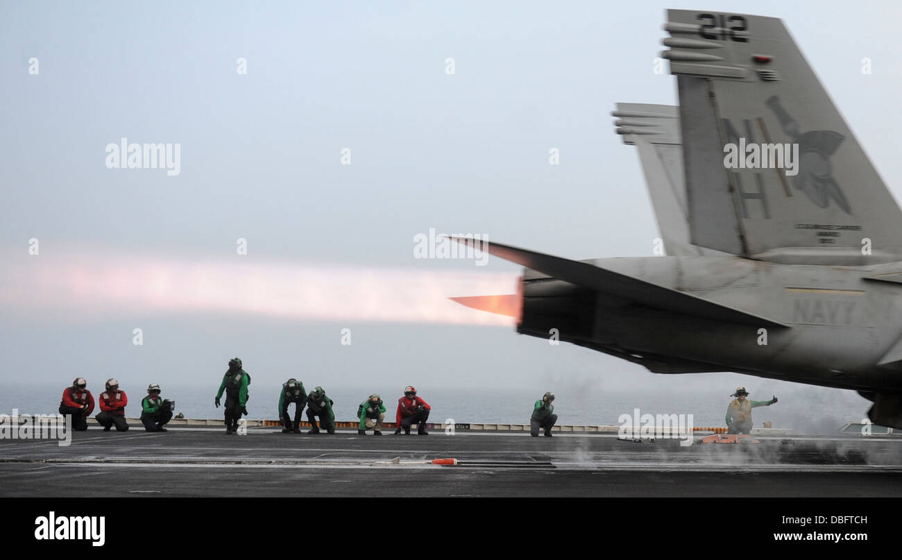 F/A-18F Super Hornet assigned to the Argonauts of Strike Fighter Squadron (VFA) 147 is launched from the flight deck of the airc Stock Photo