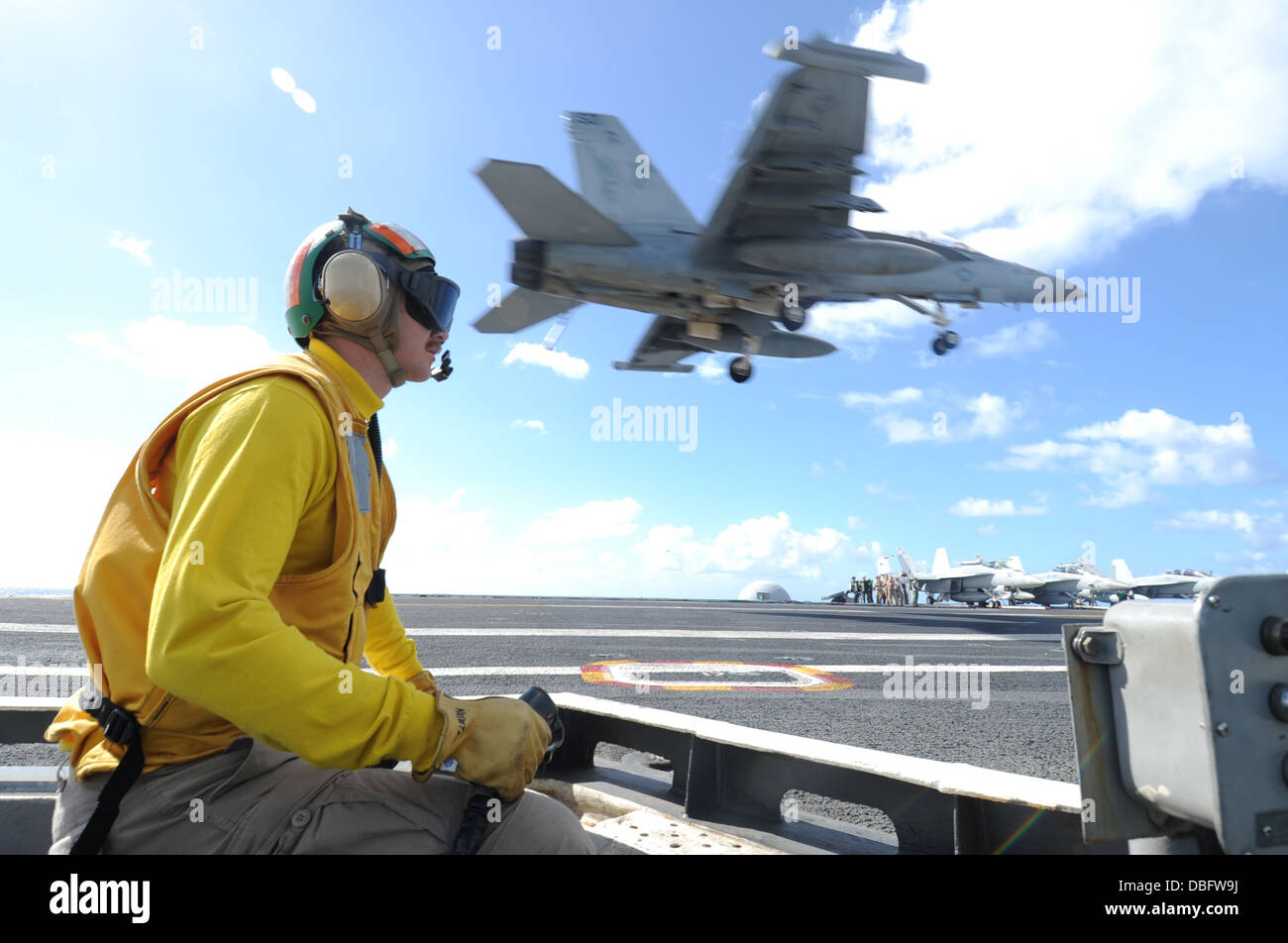 Lt. Kevin Kreutz, a shooter in the arresting gear officer's pit, watches an  EA-18G Growler from the "Shadowhawks" of Electronic Stock Photo - Alamy
