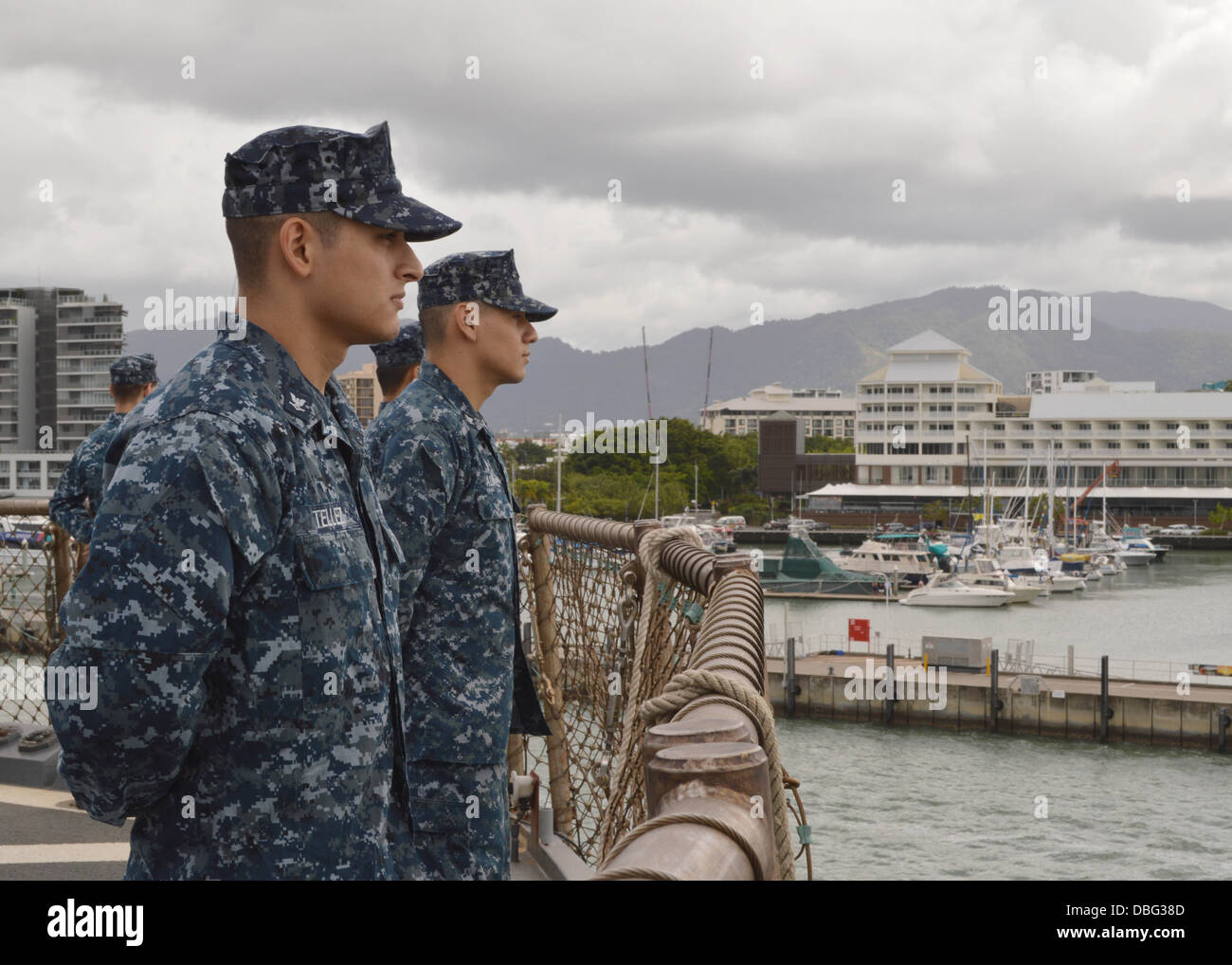 Sailors man the rails as U.S. 7th Fleet flagship USS Blue RIdge (LCC 19) arrives in Cairns, Australia. Blue Ridge port visits represent an opportunity to promote peace and stability in the South Indo-Asia-Pacific region, demonstrate commitment to regional Stock Photo