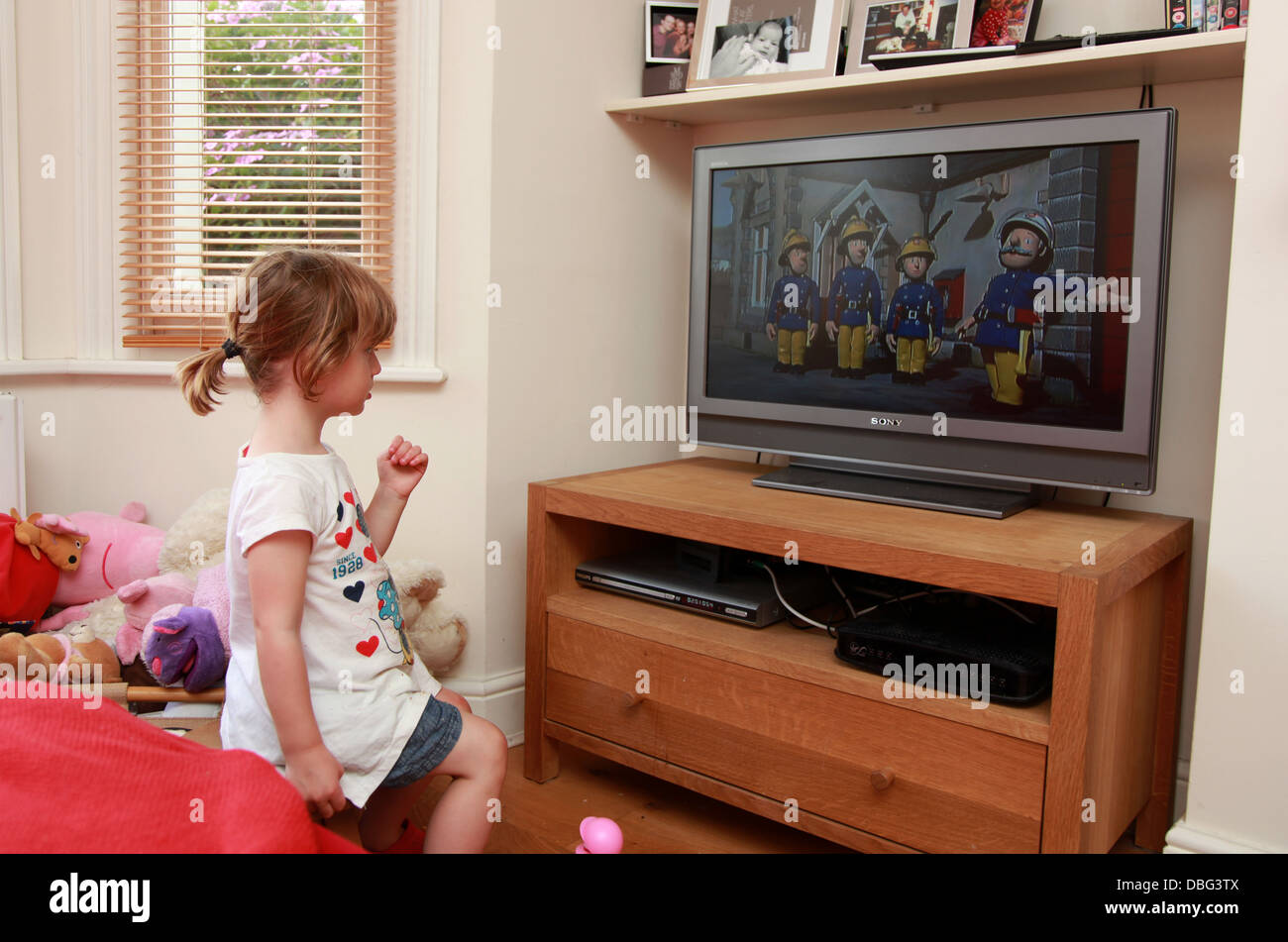 3 year old telly addict Stock Photo