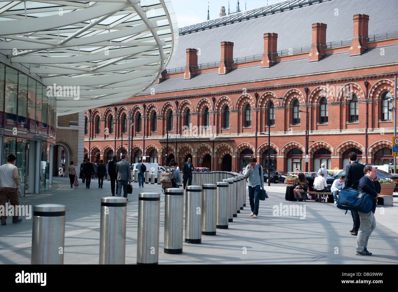 The exterior of St Pancras International (right) and King's Cross railway stations in London, UK Stock Photo