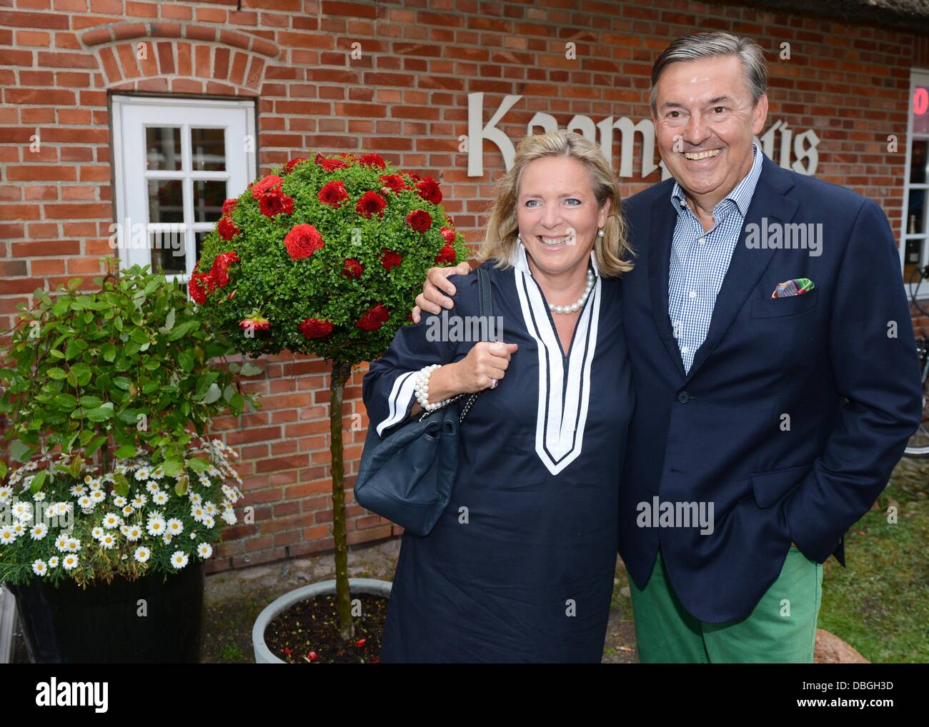 Michael Behrendt from Hapag-Lloyd and his wife Cornelia arrive to the  traditional crab dinner at Kaamp Hues on Sylt island in Kampen, Germany, 27  July 2013. Photo: JENS KALAENE Stock Photo - Alamy