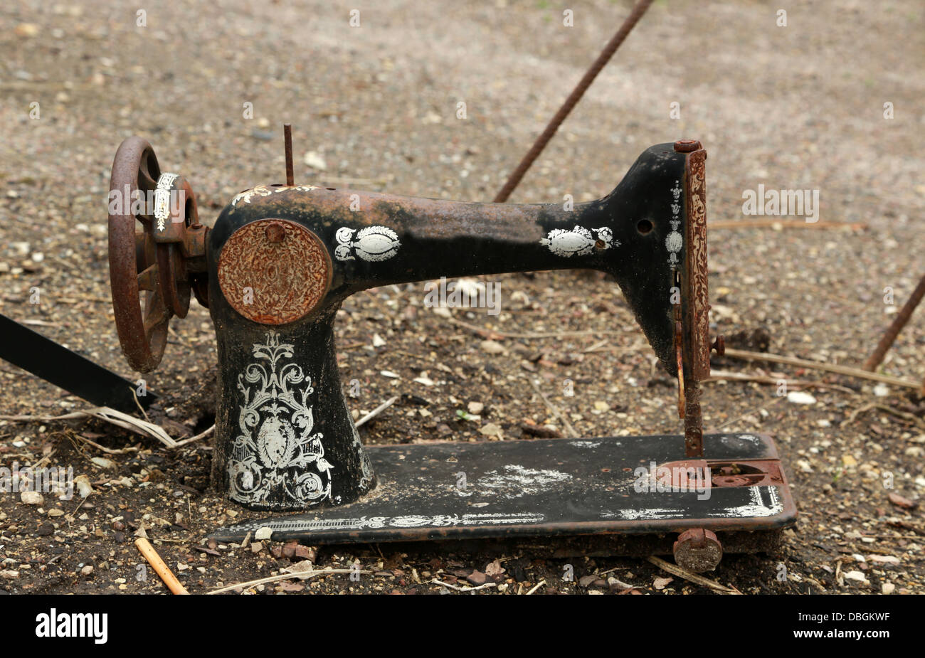 male pattern boldness: Sewing Machines on Craigslist: The Good, The Bad,  and the Rusty