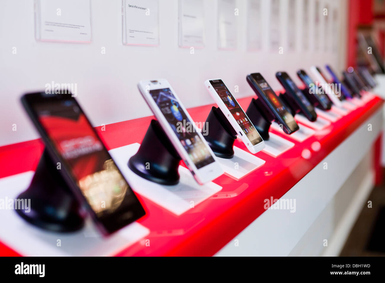 Mobile phones on display at Verizon store - USA Stock Photo - Alamy