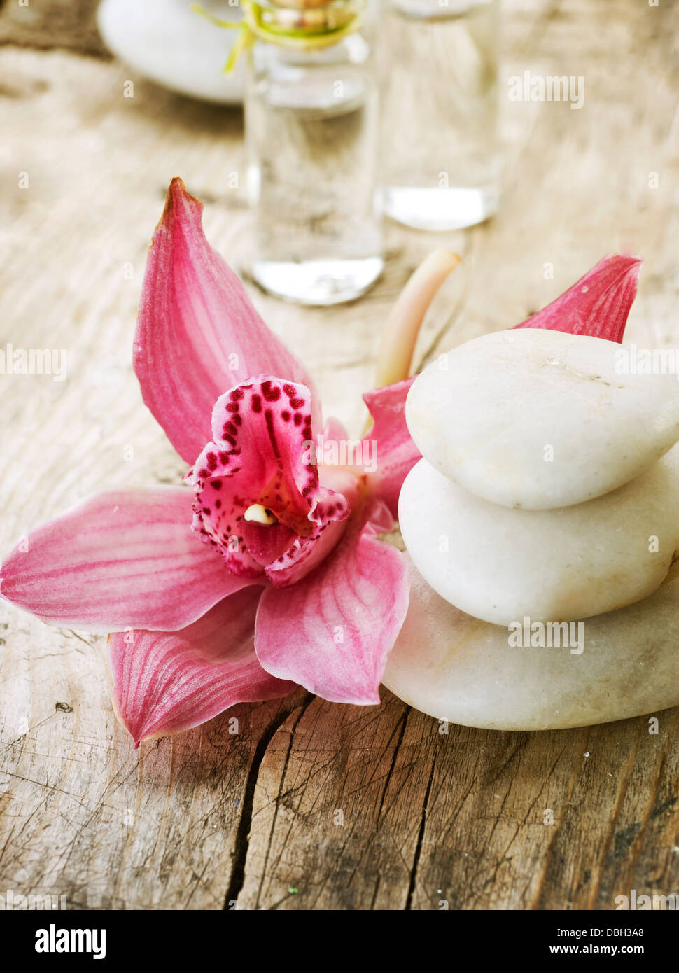 Spa stones oil bottles hi-res stock photography and images - Alamy