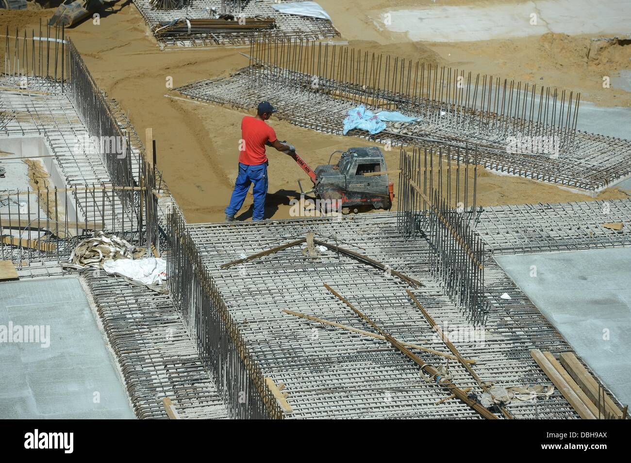 A construction worker works on a construction site in Hamburg, Germany, 18 July 2013. The German emplyoment agency presents the emplyoment figures for July 2013. Photo: MARCUS BRANDT Stock Photo