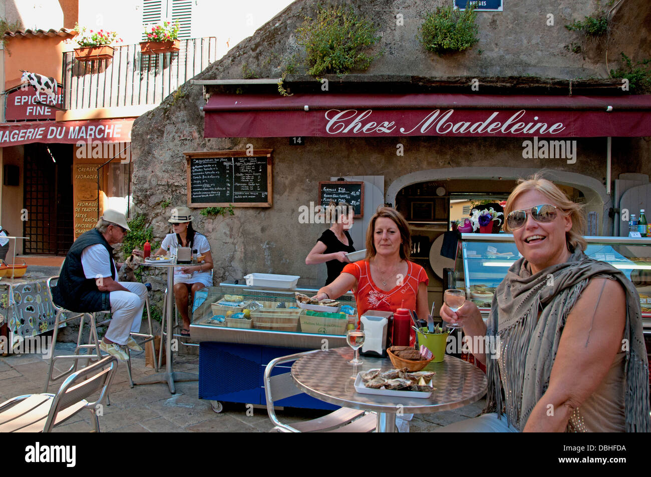 Chez Madeleine Oyster Bar France Saint St Tropez Old Harbor luxury bar cafe restaurant  French Riviera Côte d'Azur Stock Photo