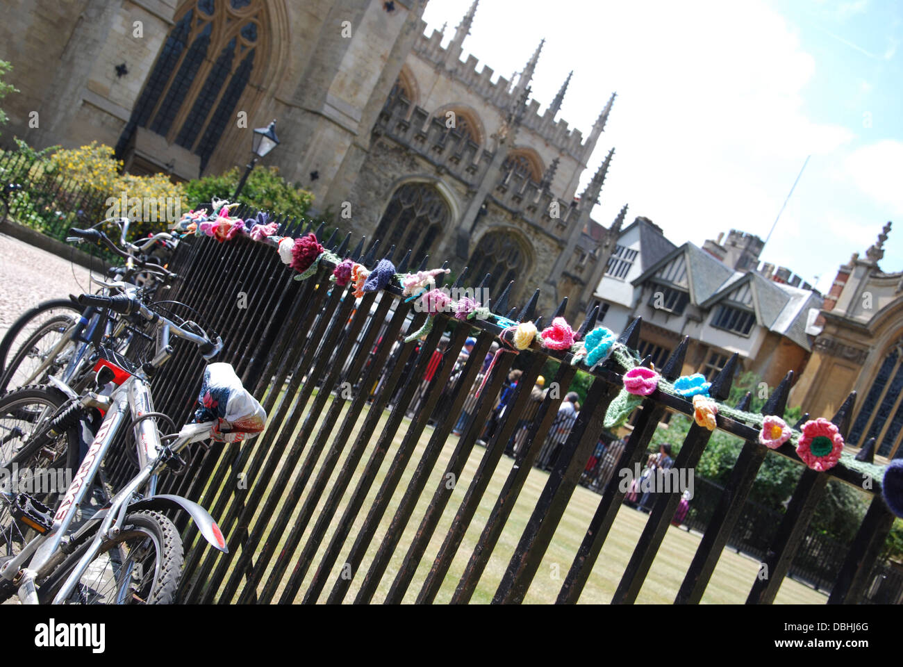 student bicycles and urban knitting at Radcliffe Square Oxford UK Stock Photo
