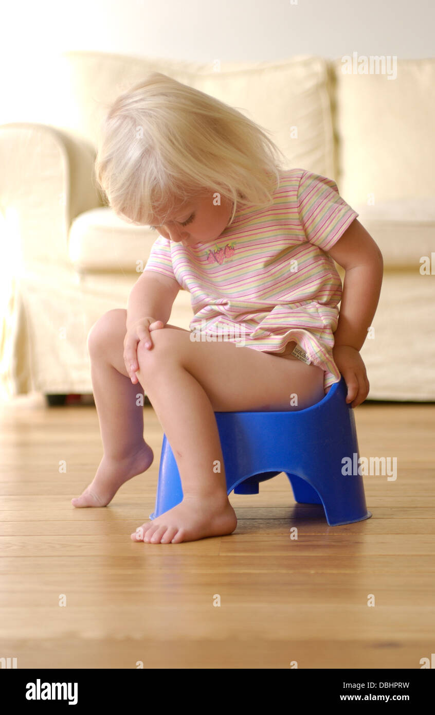 Potty training 2 year old girl fotografías e imágenes de alta resolución -  Alamy