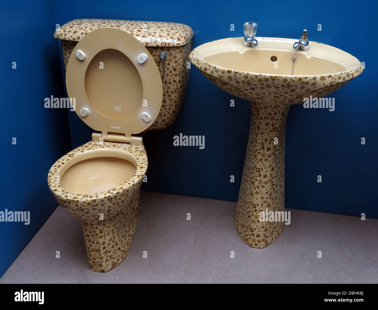 Exciting 1980's bathroom suite toilet & pedestal sink unit - fashionable 1980 style Stock Photo