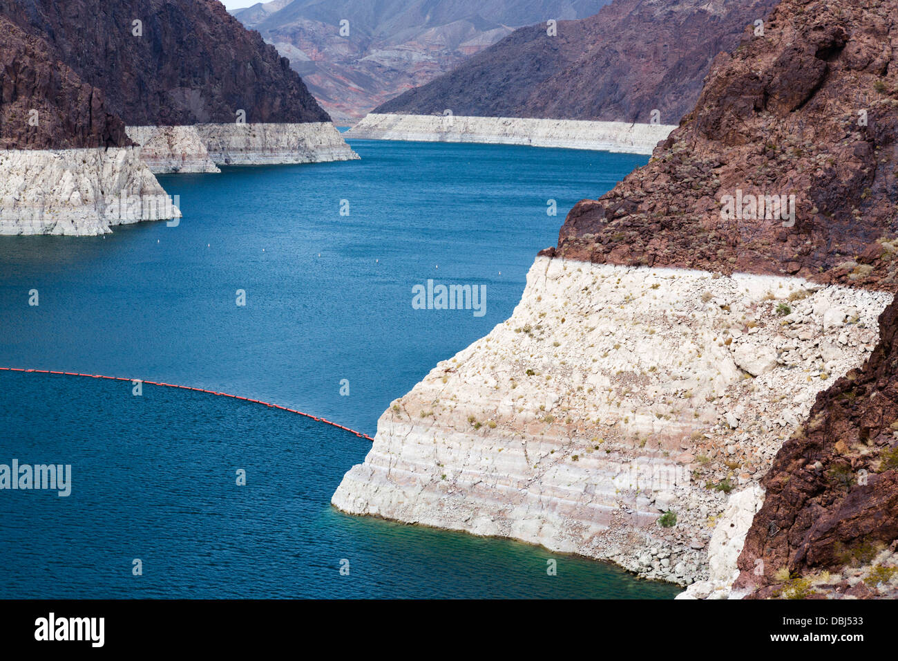Lake Mead at Hoover dam showing dramatic fall in water levels which used to reach top of  the white 'bathtub ring', Nevada, USA Stock Photo