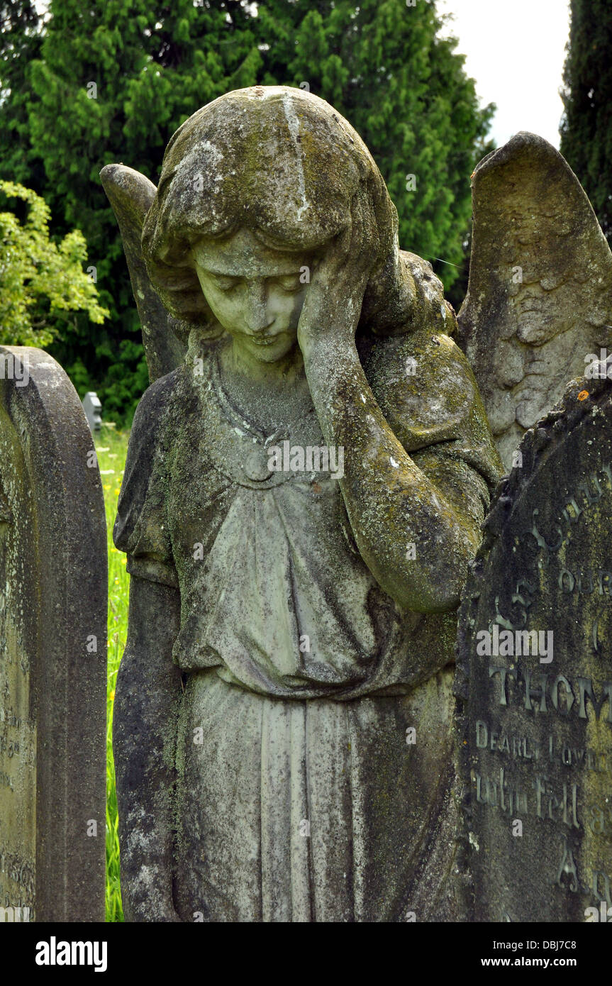 Stone statue angel weeping hires stock photography and images Alamy