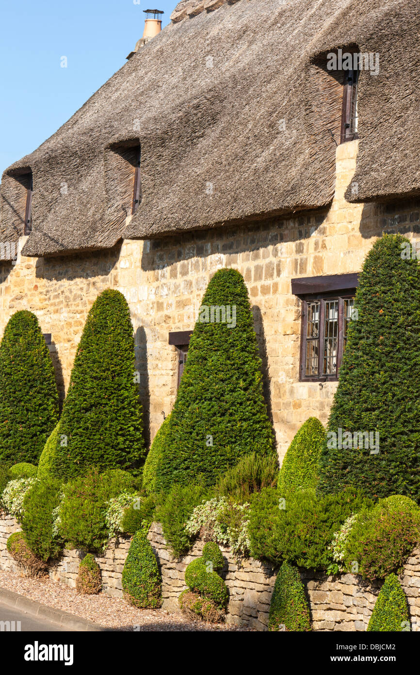 Thatched cottage in the Cotswold village of Broad Campden, Gloucestershire, England, UK Stock Photo