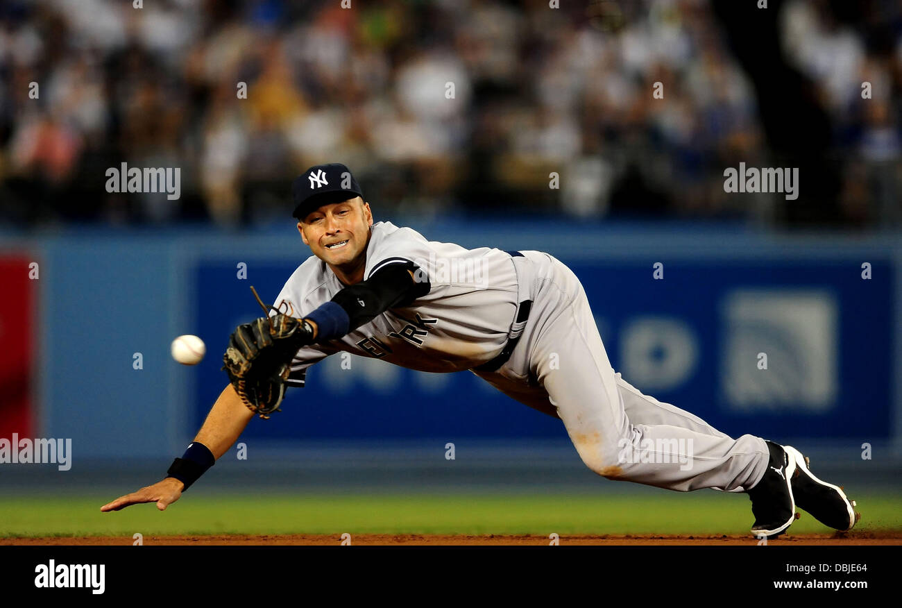 New York Yankees shortstop Derek Jeter outruns a throw - PICRYL