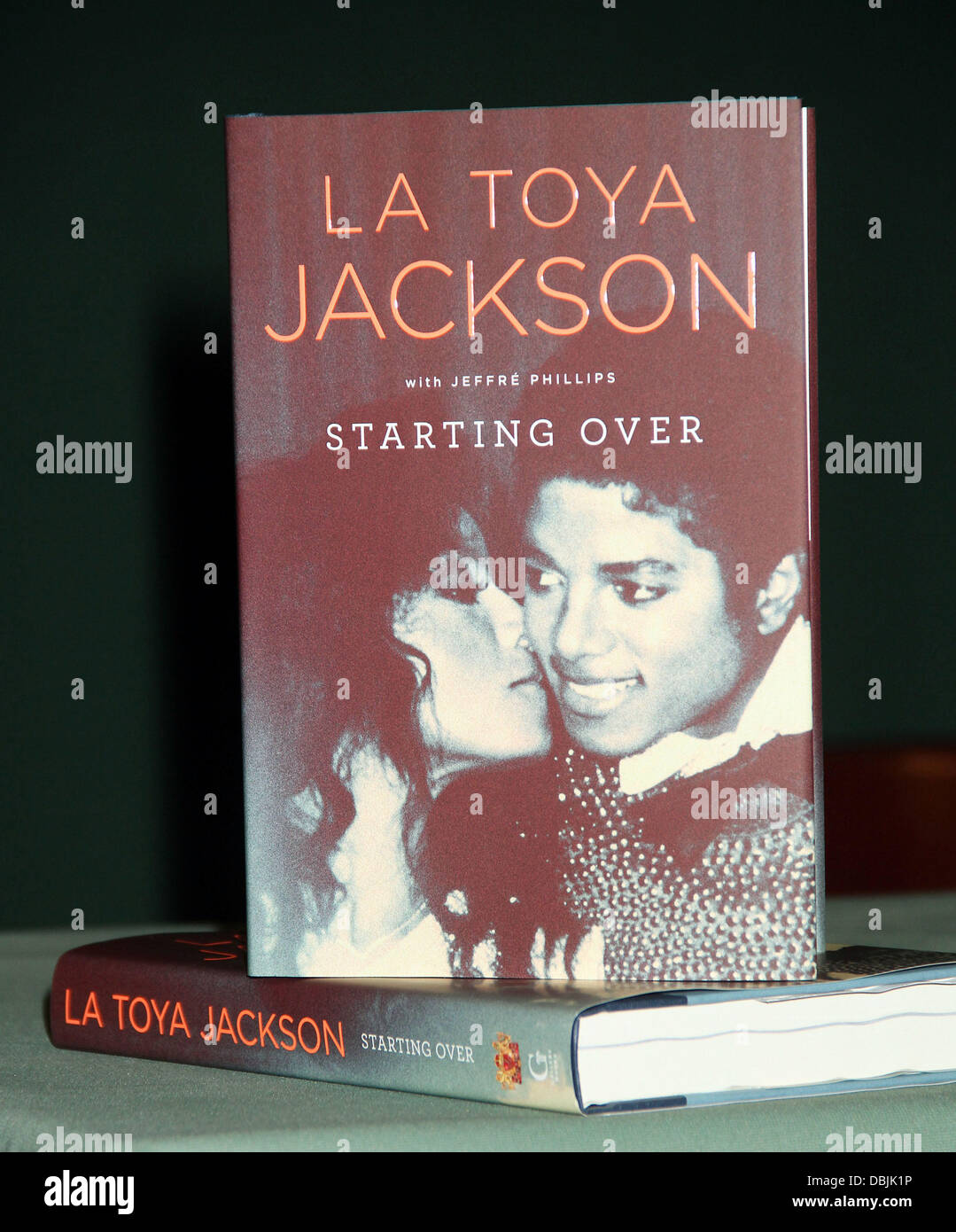 La Toya Jackson signing her new book 'Starting Over' at Barnes & Noble ...