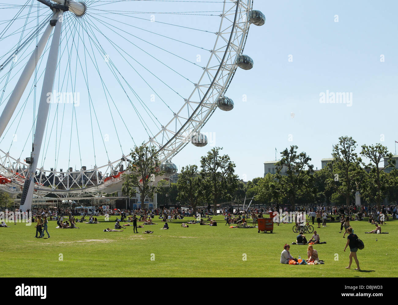 People Enjoying The Weather In London Today Is Set To Be Thetest Day Of The Year With Forecasters Predicting Temperatures Will Hit 30c 86f People Enjoying The Weather In London Today Is Set To Be Thetest Day Of The Year With Forecasters Predicting Temperatures Will Hit 30c 86f