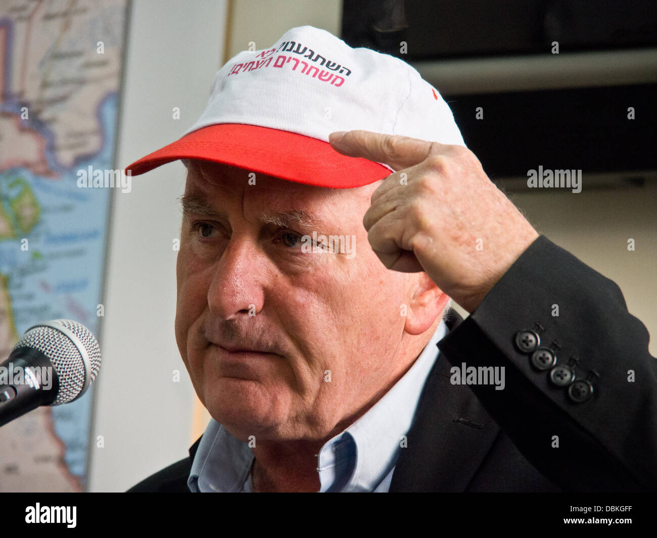 Jerusalem, Israel. 1st August, 2013. Lt.-Col. (Ret.) MEIR INDOR, founder of Almagor, Terror Victims Association, survivor of two terror attacks, points to his cap which reads in Hebrew 'Are we mad to release murderers?' Jerusalem, Israel. 1-August-2013.   Robi Damelin, of the Parents Circle Families Forum, debates with Lt.-Col. (Ret.) Meir Indor, of Almagor, Terror Victims Association, Israeli government decision to release 104 Palestinian prisoners for renewed negotiations with the Palestinians. Credit:  Nir Alon/Alamy Live News Stock Photo