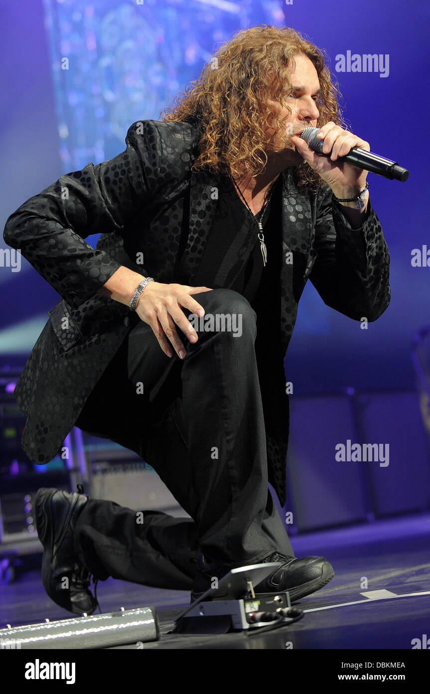 Fher Olvera of Mana performing live in concert at the American Airlines